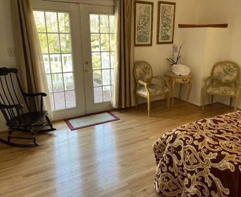 The Charming Country Cottage-Welcomes you and your pet!