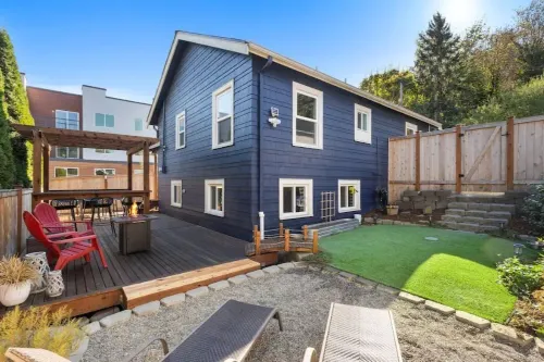 Walk to Wineries & Restaurant’s!