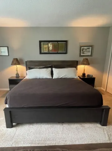 Romantic, cozy place!  9:00 am check-in, 6:00 pm check-out POSSIBLE.