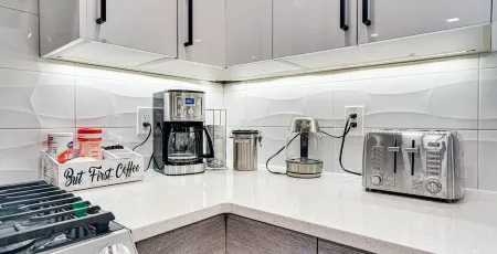 Modern Home - Private Pool in Atlanta Suburb