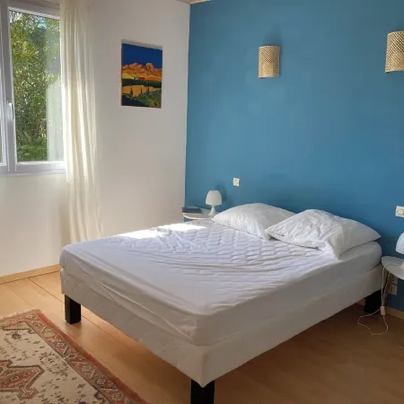 Vacation home on enclosed land 800 metres from the beach and shops Отели в г. Меске