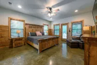 Playin' Hooky; In the Heart of Hochatown5KG Beds, 7B, Sleeps 18, 4500gm Arcade Hotel a McCurtain County