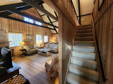 Beautiful family friendly 4 bedroom Resort Chalet with Fireplace