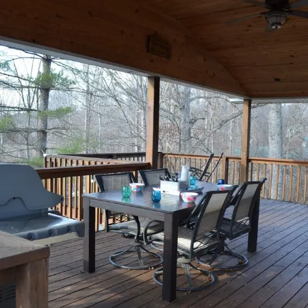 Lake Lover's Paradise! 3 Bed/2 Bath, Walk to Lake on Lake Cumberland!
