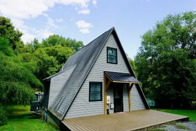 Riverfront🏕A-Frame/HOT TUB/Fire Pit! FAST Wifi Hotels near Cedar Creek Winery LLC