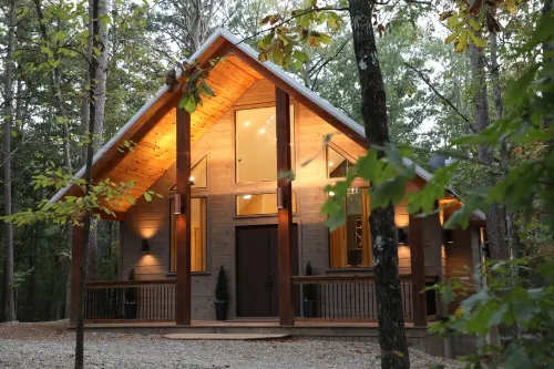Romantic Luxury Cabin w Hot Tub & Fireplace - Minutes to All Local Attractions - Chalets