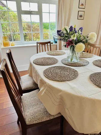 Cosy Seaside Cottage sleeps 6 pets welcome Отели в г. Бексхилл-он-Си