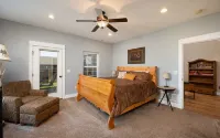 Three Suites Lodge, Full Private Bathrooms!