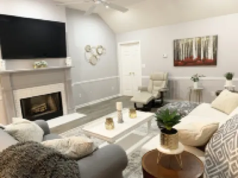 Updated Home on Creek *3 King Beds* 4 mi to UA