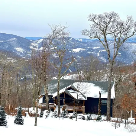 Mountain View’s with Hot Tub & Pool Table on Beech Mountain. Sleeps 10.