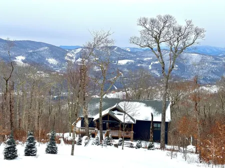 Mountain View’s with Hot Tub & Pool Table on Beech Mountain. Sleeps 10. Отели рядом с достопримечательностью «Колледж Лис-Мак-Рай»