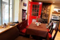 Cozy Fireplace, gorgeous view, ski country