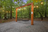 The Roasted Marshmallow-LUXURY Cabin-Couples-Small Family-HotTub-Swings-CornHole