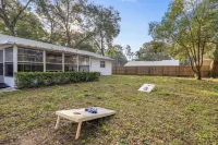 Cozy 3/2 home, 11 miles to WEC, fenced, pet-friendly, strong WiFi and game room Hotels near Silver Springs State Park Campground