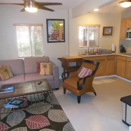 Awesome private studio w/AC one block to Sunset Beach