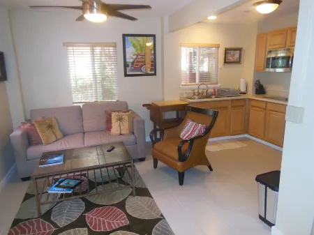 Awesome private studio w/AC one block to Sunset Beach