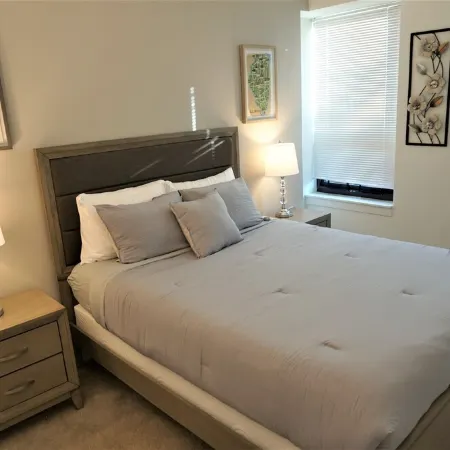 Executively Appointed Condo, w/resort amenities, IND GAR, Pool, Gym+ Biz Lounge