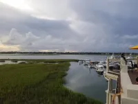 Enjoy Fall Weather! Bring You Bathing Suit!Spacious 2 Bedroom-4 Blocks to Pier.