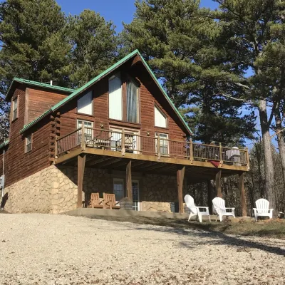 Two lakes & miles of hiking trails on 130 acres of private property 3Hills Cabin - Chalets