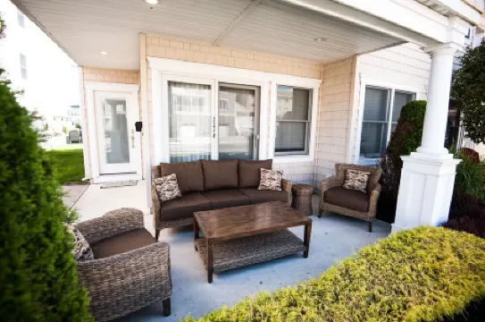 New 4BR Beach Block Home-Location, Location, Location!