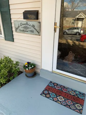 Aunt Doodle’s House 8 blocks from Historic Main Street.. Convenient location!