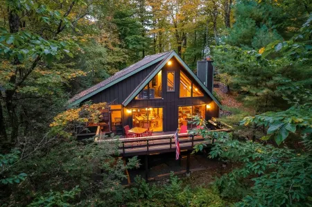 Lakefront Vibe - Motorboat, Kayaks, Fire Pit, Dock