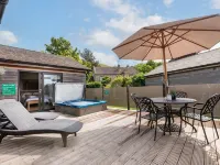 Honeysuckle lodge - sleeps 4/5 with wood burner and private hot tub Hotels in Cheddar