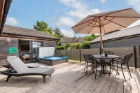 Honeysuckle lodge - sleeps 4/5 with wood burner and private hot tub