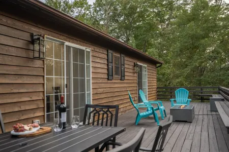 Spring Retreat! Hot tub,  Bar, Game room, Grill & 10 mins to Skyline Drive