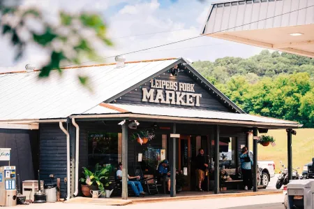 The Sycamore House in the Heart of Historic Leipers Fork Village - Franklin, TN