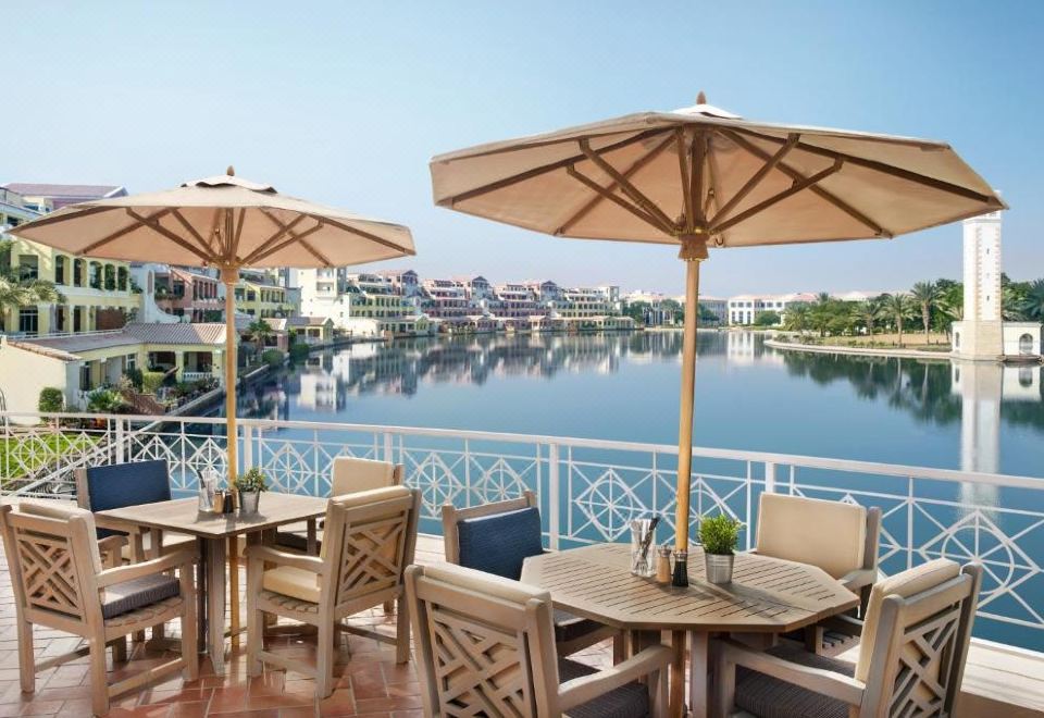 Millennium Lakeview Residence의 수영장
