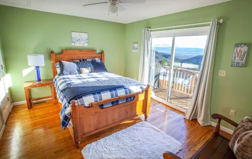 Spacious 5BR w/ epic views, 2 decks, game room, one-step entry, family-friendly!