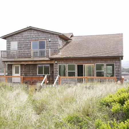 BEACH FRONT Property, 2 King Beds, Pool table, Completely Remodeled Interior!