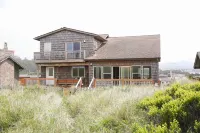 BEACH FRONT Property, 2 King Beds, Pool table, Completely Remodeled Interior!