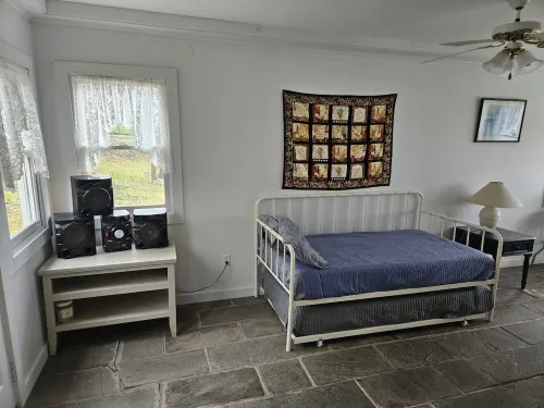 Cute Cape on Keuka Lake with Boat Launch Prime Location