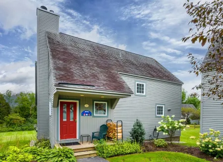 Enjoy each season's weather in historic Manchester.   Plenty to do year round!! Отели рядом с достопримечательностью «Даттон Фарм Станд»