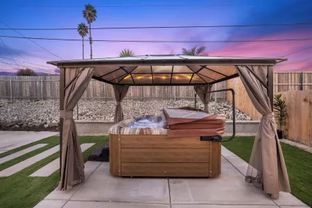 Modern Mountain View home Отели рядом с достопримечательностью «Surf Beach»