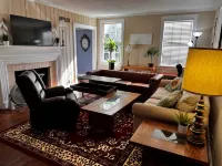 Historic 3-bedroom Cloverdale Home next to Playhouse