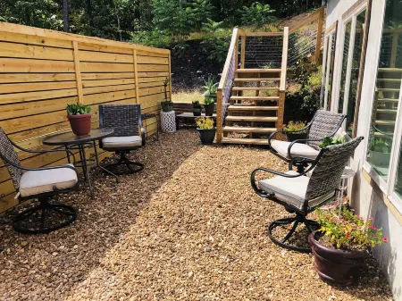 Hilltop Terrace 2 Br,1.5 BA Guest Apartment 1.5 Miles from I-75.