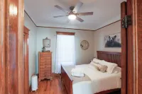 Historic Olde Town/ Dogs/Kids/Red Rocks/Rocky Mtns/Light Rail to Denver