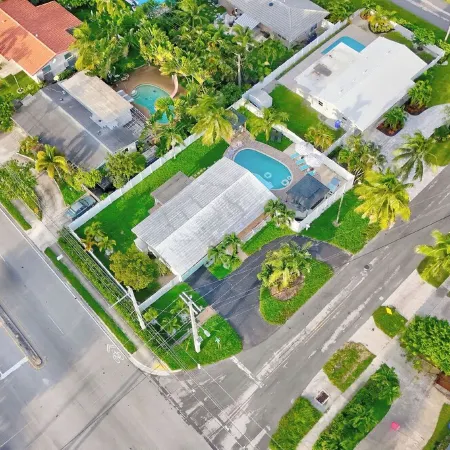 Luxe Heated Pool Oasis~10 Mins to Beach-Movie Theatre