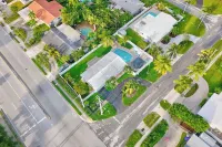 Luxury Oasis W/ Htd Pool ~ 10min to Beach, Game Room & Fire Pit