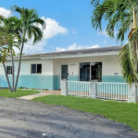 Luxe Heated Pool Oasis~10 Mins to Beach-Movie Theatre