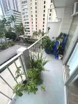Waikiki Living, 4 blocks from surf, mountain views, king size bed and office!