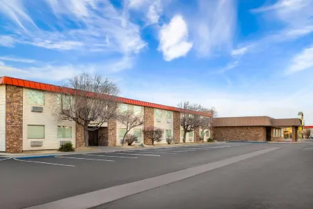 Super 8 by Wyndham Fallon Отели в г. Фаллон