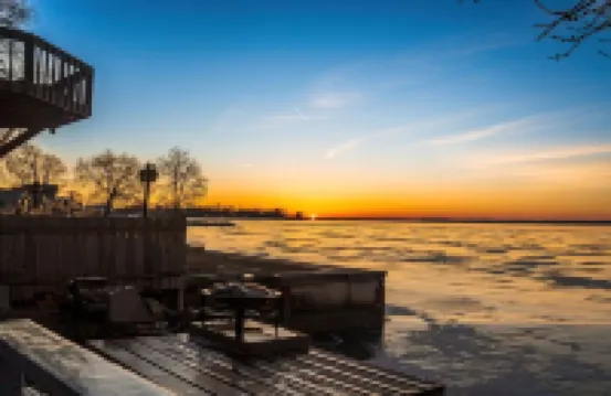 Waterfront 2-Bedroom Cabin in Celina with WiFi, AC & Seasonal Fishing Pier 默瑟縣酒店