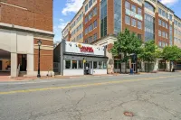 Stylish Old Town, Alexandria Rowhome / Walk to King Street Metro/ Free Parking!