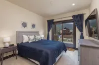 Modern ski house with gourmet kitchen, ski views, hot tub/pool, steps to gondola