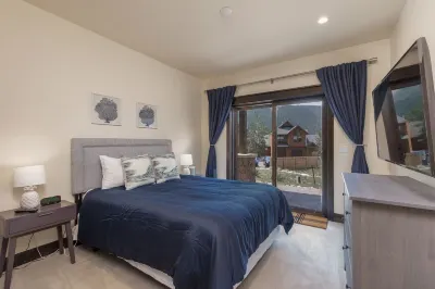 Modern ski house with gourmet kitchen, ski views, hot tub/pool, steps to gondola