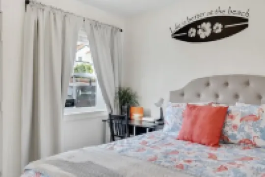 Cozy 1BR Bungalow by the beach, coffee, and dining. Walking Score 10/10